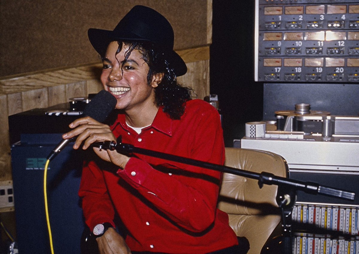 king__mjj's tweet photo. 13 years without michael jackson. the world didn't deserve him &amp; i will continue saying that until the day i die. rip.🕊
#MichaelJackson #RipLegend #MJFam #RIPMichaelJackson #KingOfPop https://t.co/O7WHFIpS2S