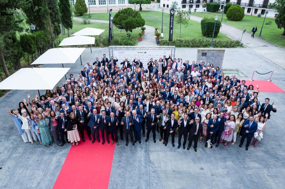 👏 ¡Felicidades a todos los premiados y a todas las personas que formamos <a href="/ibercaja/">Ibercaja</a>!

Hoy reconocemos entre abrazos todo lo logrado en cumplimiento de objetivos, experiencia de cliente, hitos estratégicos, cultura y compromiso. ¡Vamos! #SomosIbercaja