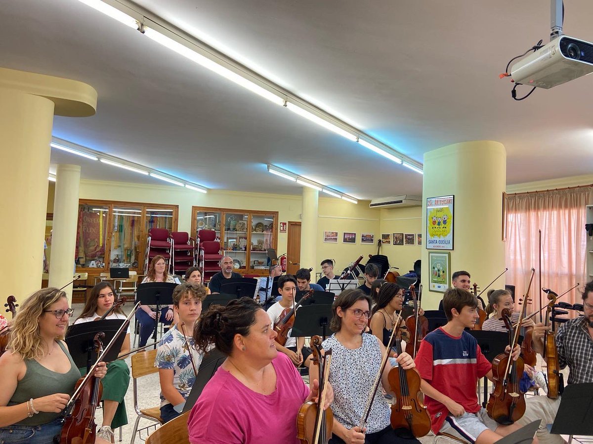 La vostra orquestra ja torna a estar aquí després de dos anys i mig de parada. Que comenci l’espectacle! Concerts el 3, 9 i 10 de juliol a Rasquera, Flix i Amposta❤️🎻