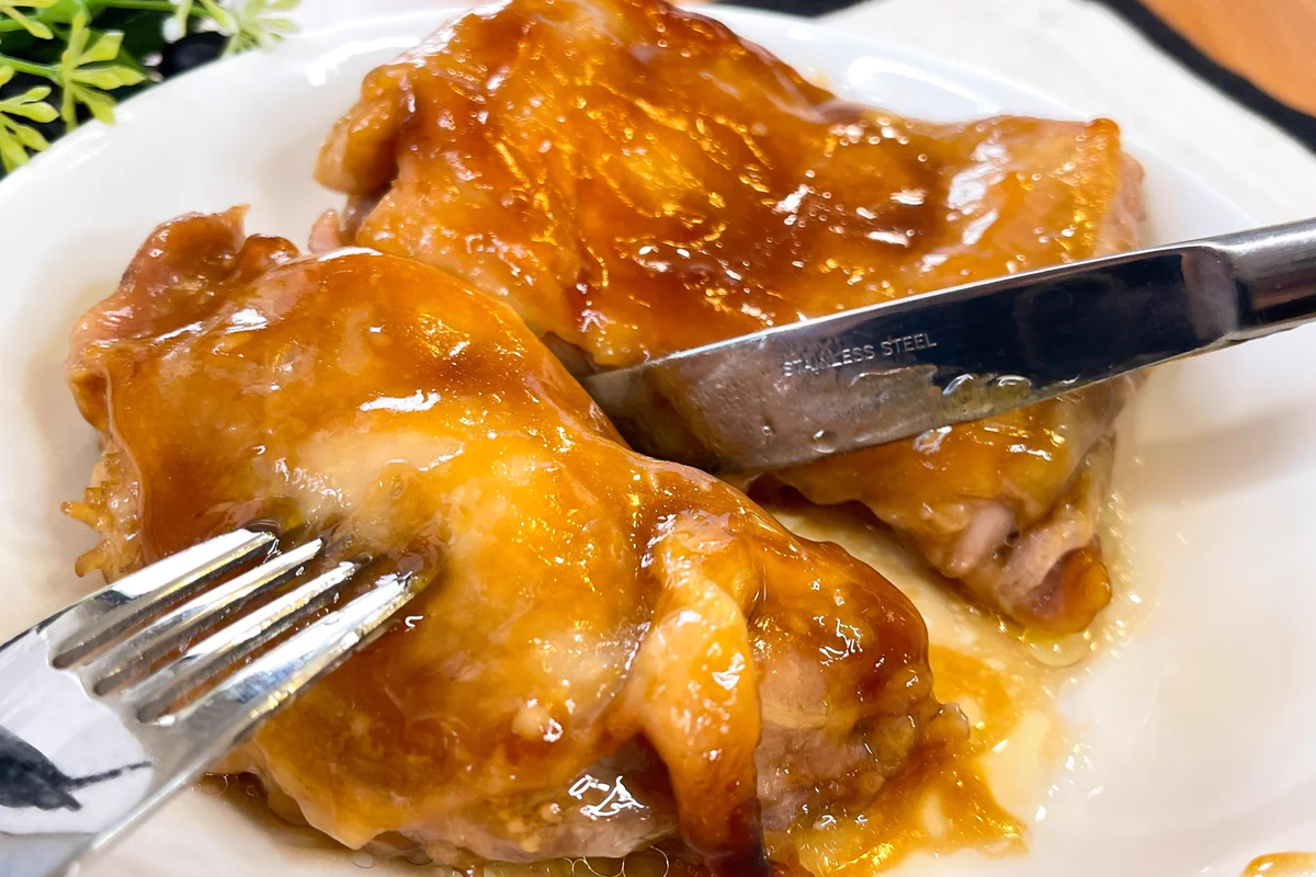 甘辛いタレがたまらない。鶏もも肉でてりやきチキン風。