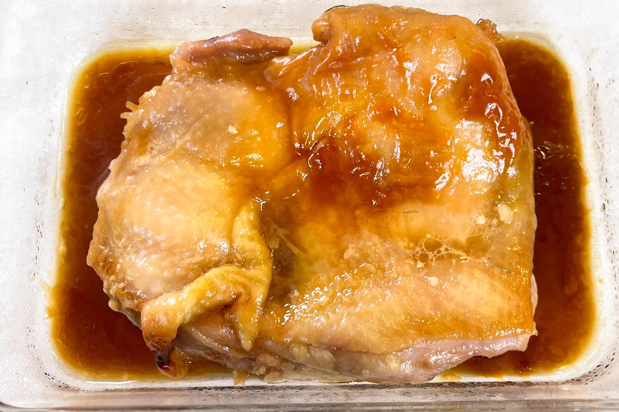 甘辛いタレがたまらない。鶏もも肉でてりやきチキン風。