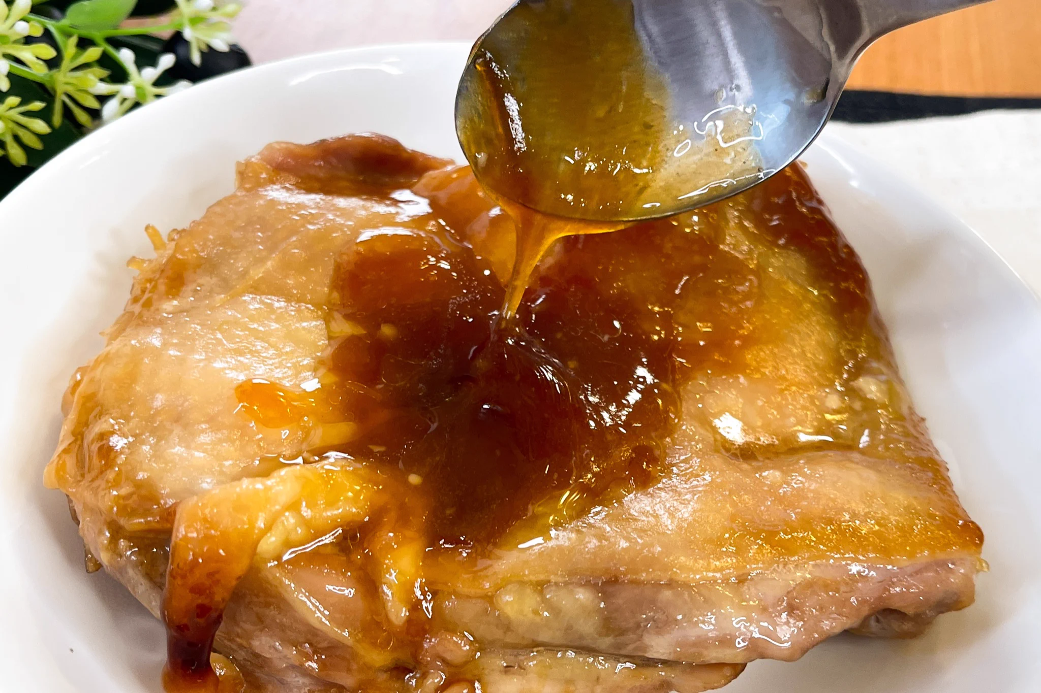 甘辛いタレがたまらない。鶏もも肉でてりやきチキン風。