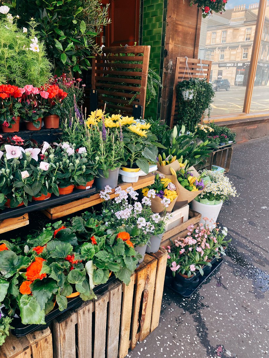 Glasgow Saturday morning on #greatwesternroad #shopindie