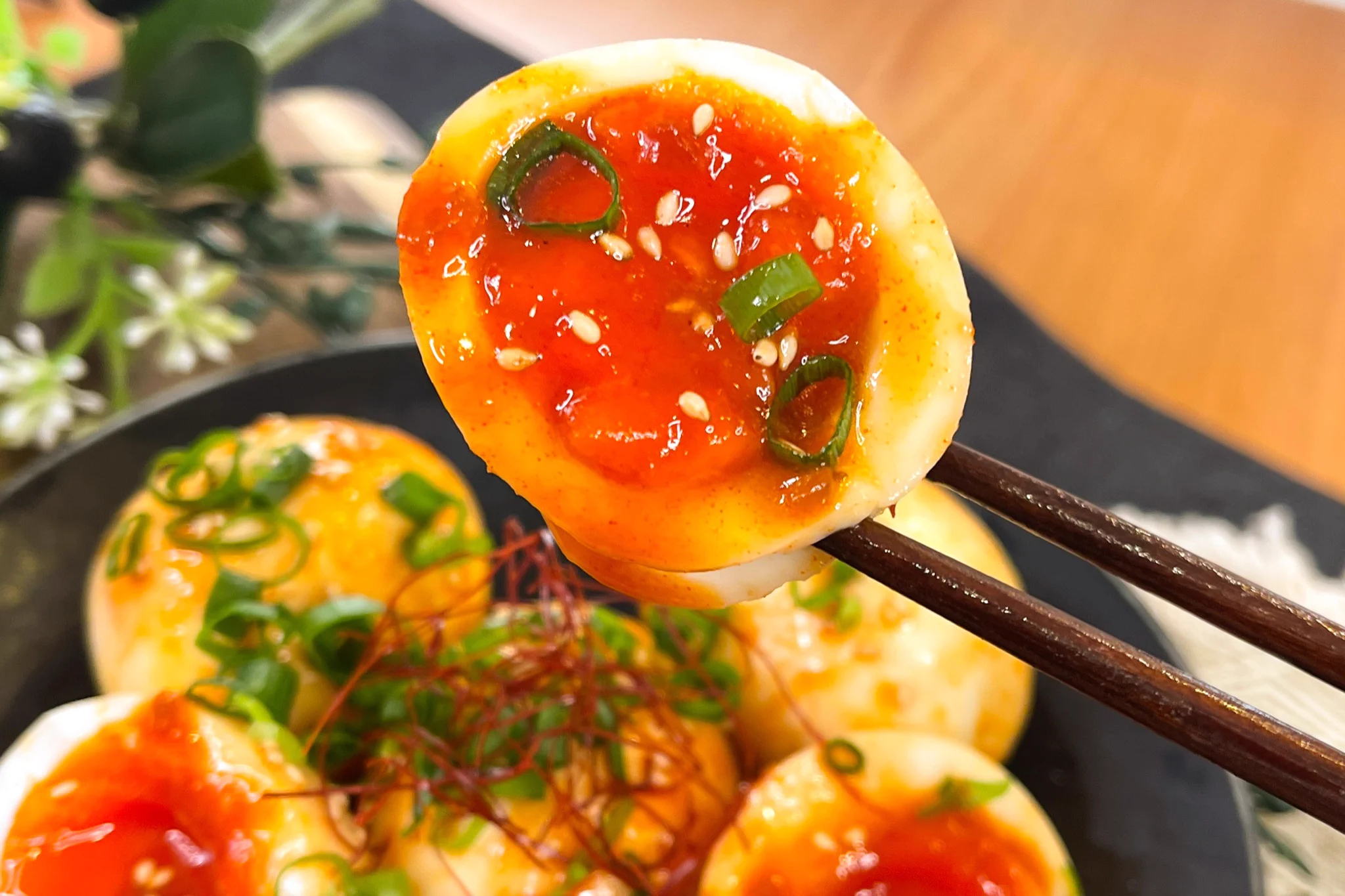 甘辛いヤンニョムソースがたまらない！ヤンニョム半熟卵。