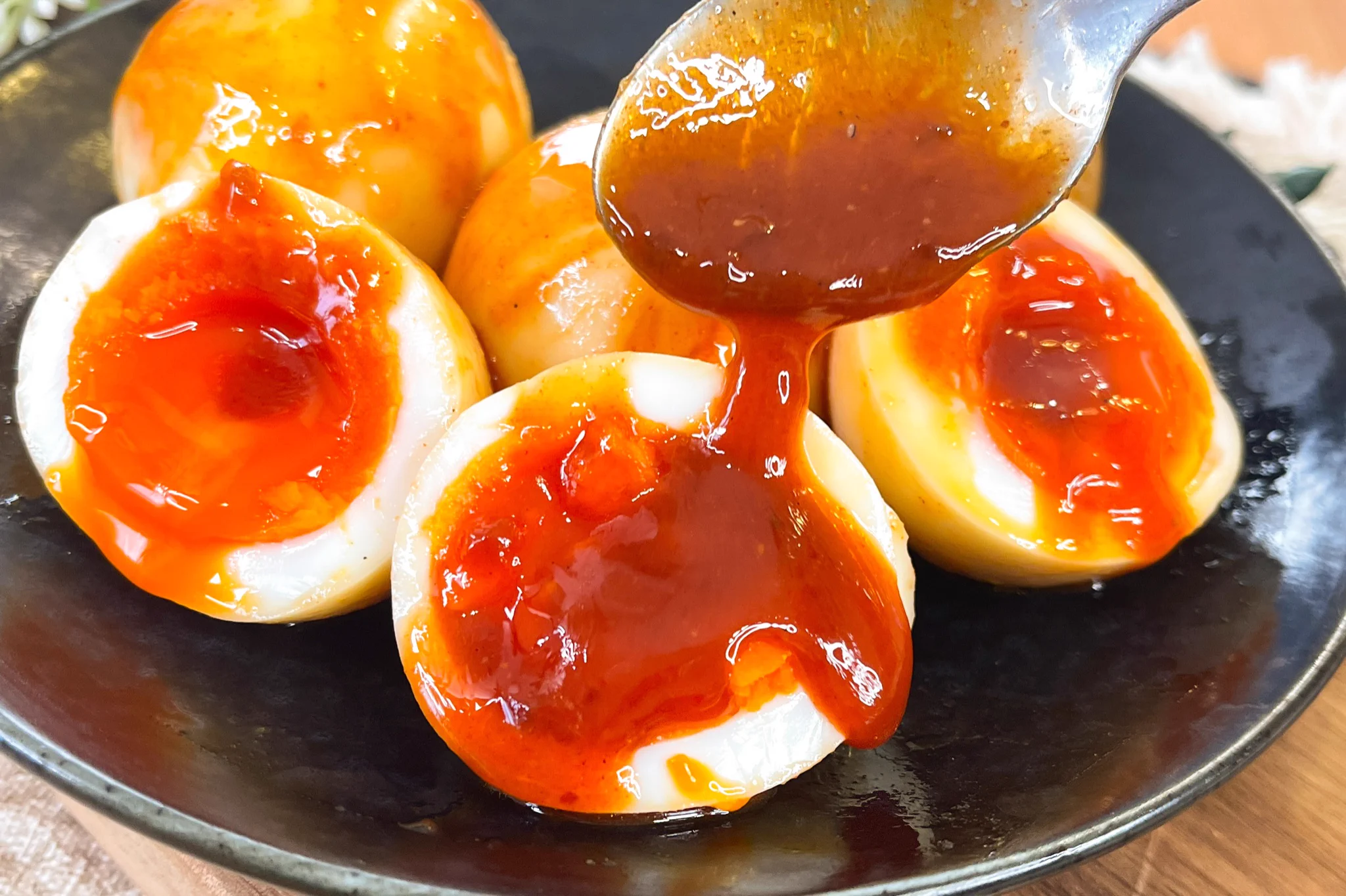 甘辛いヤンニョムソースがたまらない！ヤンニョム半熟卵。