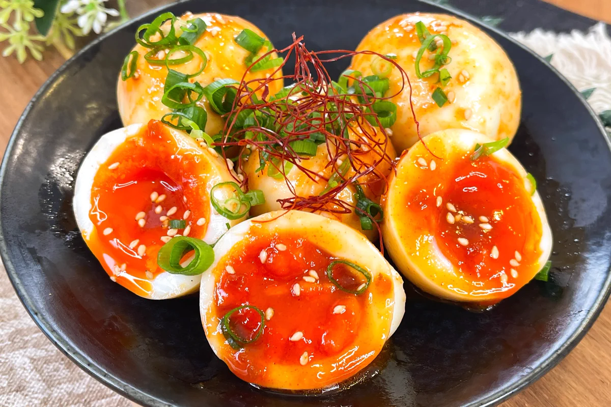 甘辛いヤンニョムソースがたまらない！ヤンニョム半熟卵。