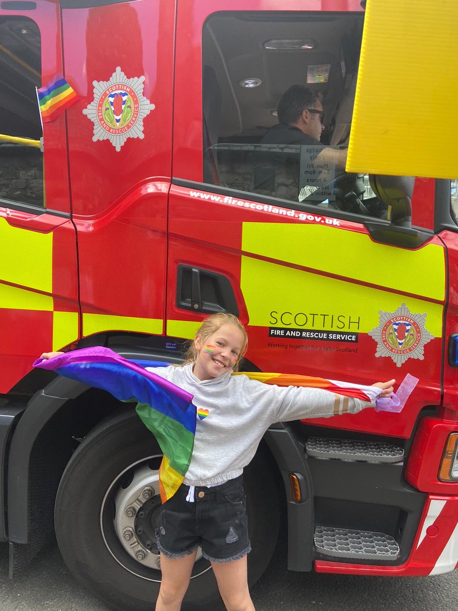⁦@scotfire_Edin⁩ Pride Edinburgh. Thanks to K02 from Mc Road for supporting this event.  #familyassistance#startyoung🚒🚒🏳️‍🌈🏳️‍🌈