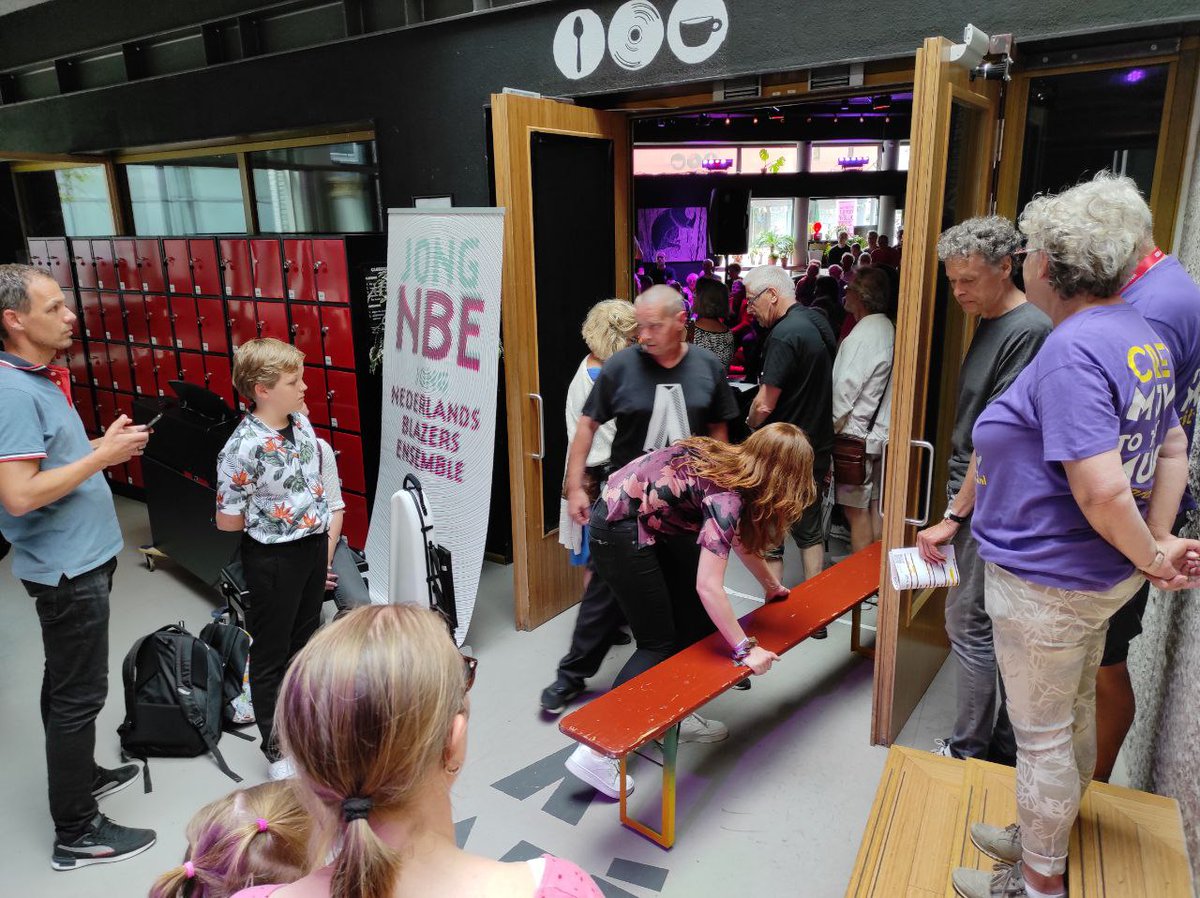 Even een extra bankje erbij! Volle bak tijdens het optreden van #jongNBEnoord in Neushoorn Café. Volop genieten! #movetothemusic #cityproms2022
