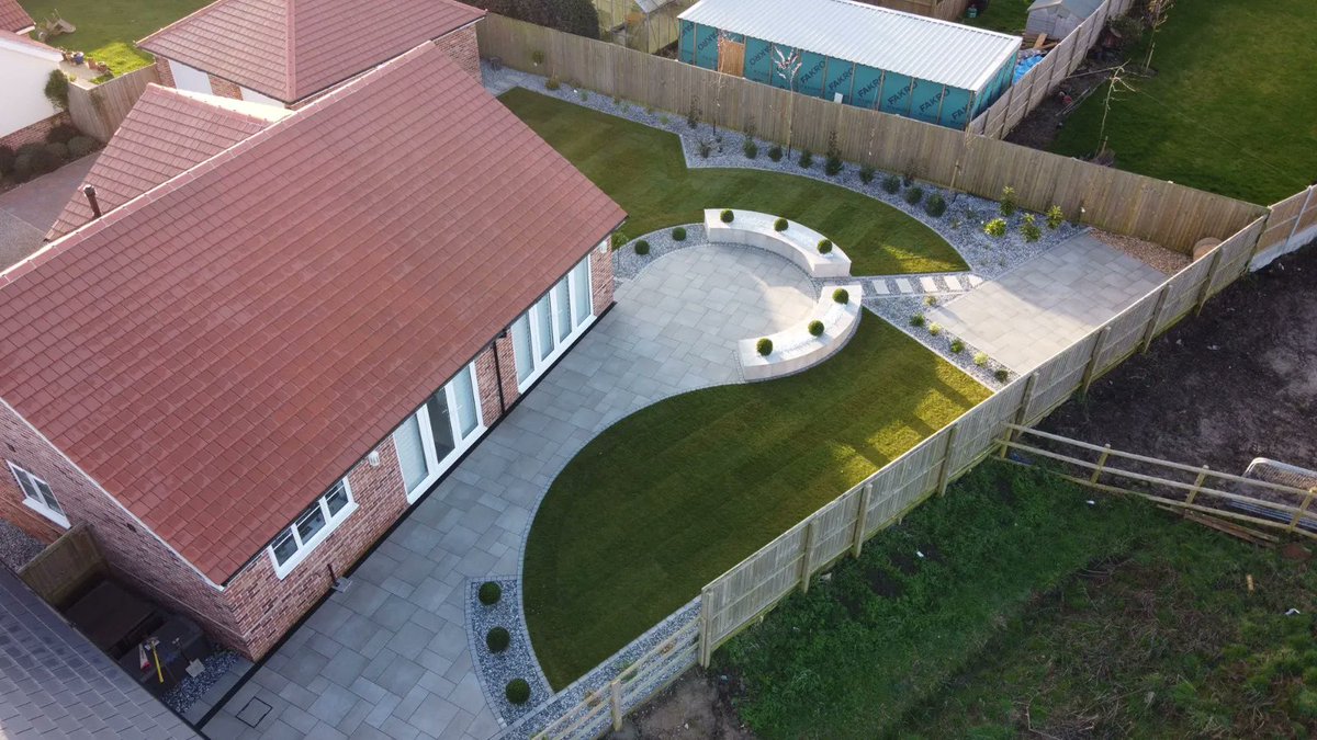 The winner for of Best Porcelain for 2021 was Lee Harvey Designs the judges were impressed by the curved design and how despite the high level of skill required that the whole job has an effortless feel to it #porcelain #pavingdesign #gardening