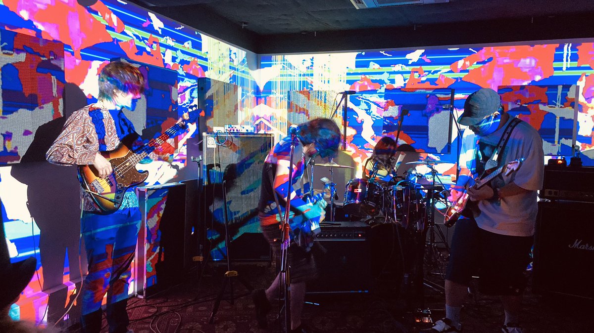 okekusa's tweet photo. 本日はATACAGAとthe stationsの共同企画「悲愴」ありがとうございました！
沢山のかたにご来場いただき大感謝！！
今回撮影が入ってたので綺麗な写真は明日以降にUPしますが、
取り急ぎ自分が撮影したATACAGAを。
出演してくださったバンドも、VJさんも最高でした！
明日からも頑張れそうです。 https://t.co/E5xrSTnhiS