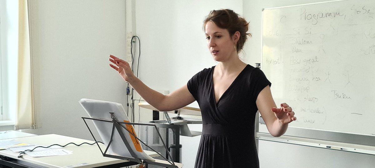 HWR_Berlin's tweet photo. Hat Spaß gemacht heute 😊 #Chorprobe mit Fanny Rennert an einem richtigen #Sommertag für das luftig bunte #Sommerkonzert 🎼🎶 des #HWRBerlin Chors ➡️ Lieder aus aller Welt am 5. Juli 19h am Campus #Schöneberg. Bitte Termin schon mal vormerken @braincityb @bpshwrberlin @HTMIBerlin https://t.co/osuH4VKcua