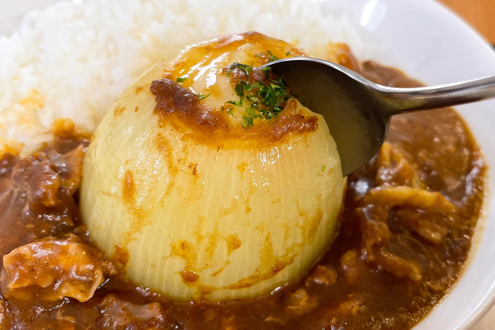 炊飯器で一発で作れちゃう！絶品丸ごと玉ねぎカレー食べてみて！