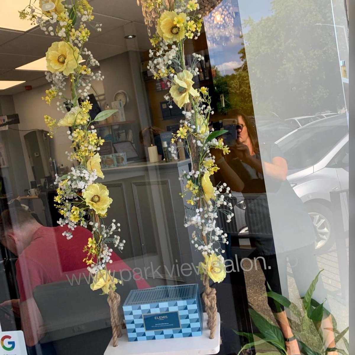 MagentaTrends's tweet photo. Loved working @parkviewsalon to refresh window. Helping #smallbusiness create eye catching interior/#windowdisplays. Installs &amp; all types of display creation #homedecor products from @magentatrends  affordable window &amp; interior displays including building &amp; sourcing &amp; shelving https://t.co/50qBoBBJuW