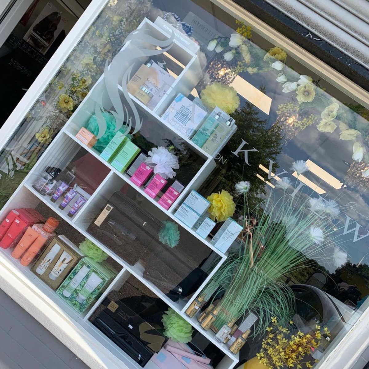 MagentaTrends's tweet photo. Loved working @parkviewsalon to refresh window. Helping #smallbusiness create eye catching interior/#windowdisplays. Installs &amp; all types of display creation #homedecor products from @magentatrends  affordable window &amp; interior displays including building &amp; sourcing &amp; shelving https://t.co/50qBoBBJuW