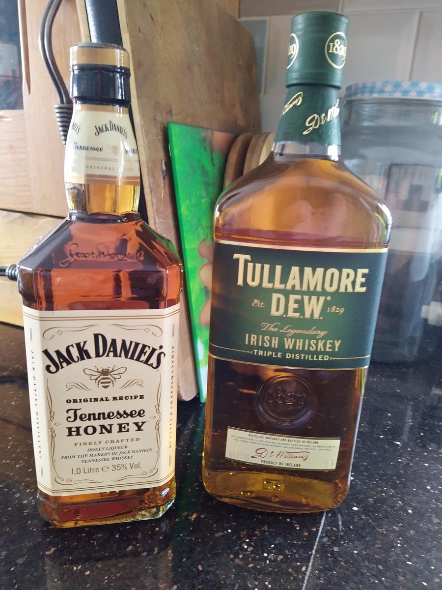 KonnichiwaKen2's tweet photo. Mrs Radley's back from her trip and she's brought me a present for not burning the house down or being killed by the kids! #topbird https://t.co/dGBVV8qmb0