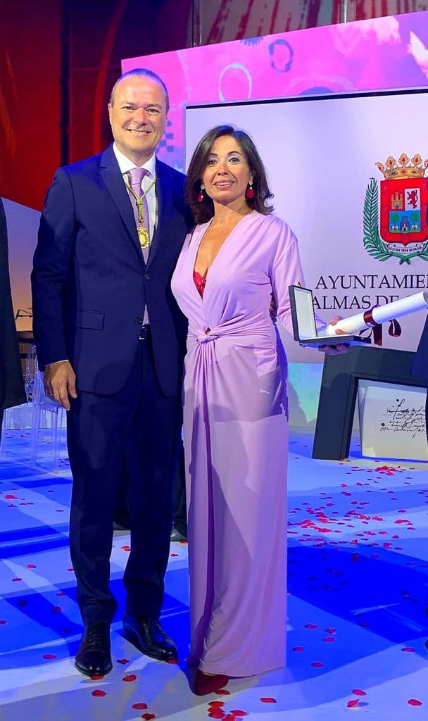imd_lpgc's tweet photo. #COLEFC👟🏋️‍♂️

Las Fiestas Fundacionales dieron para mucho, en especial para la resaca. Tanto fue así que el @COLEFCanarias recibió de manos del alcalde la medalla de oro de la ciudad y nosotros aún con la foto en el carrete. 

¡Felicidades!🏅

#SúmateAlCOLEFC
#ActividadFísica https://t.co/zsXJE8hKVk