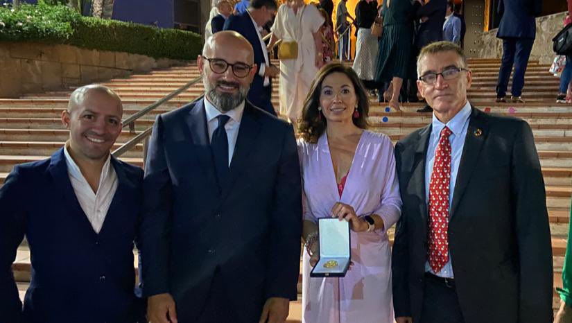 imd_lpgc's tweet photo. #COLEFC👟🏋️‍♂️

Las Fiestas Fundacionales dieron para mucho, en especial para la resaca. Tanto fue así que el @COLEFCanarias recibió de manos del alcalde la medalla de oro de la ciudad y nosotros aún con la foto en el carrete. 

¡Felicidades!🏅

#SúmateAlCOLEFC
#ActividadFísica https://t.co/zsXJE8hKVk