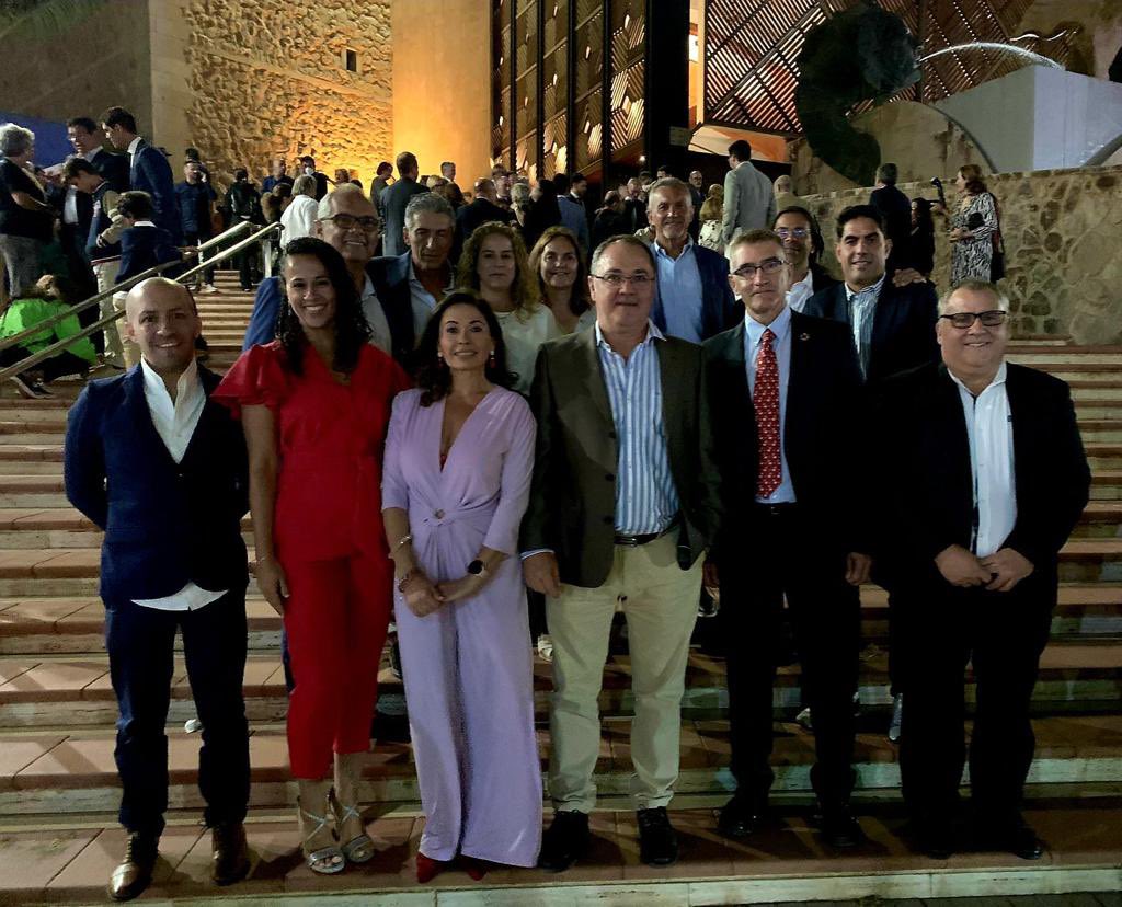 imd_lpgc's tweet photo. #COLEFC👟🏋️‍♂️

Las Fiestas Fundacionales dieron para mucho, en especial para la resaca. Tanto fue así que el @COLEFCanarias recibió de manos del alcalde la medalla de oro de la ciudad y nosotros aún con la foto en el carrete. 

¡Felicidades!🏅

#SúmateAlCOLEFC
#ActividadFísica https://t.co/zsXJE8hKVk