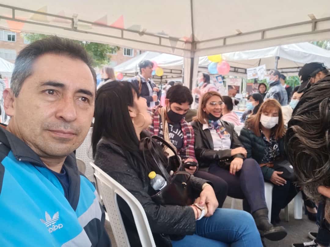 hcaycedo's tweet photo. En este momento en actividad de @alcaldiausaquen en Cedritos. Graduandos del diplomado de convivencia en propiedad horizontal.
@jaimevargas85 #CLPH Usaquen https://t.co/3ueeNgLmYB