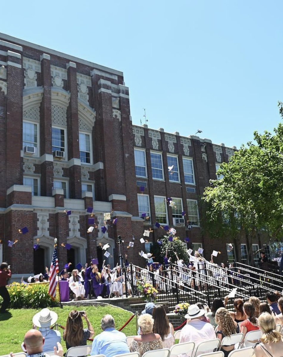 SharonLasherOB's tweet image. Congratulations to the Oyster Bay HS Class of 2022! Follow your dreams! #proudprincipal  💜💛 @OBENSchools
