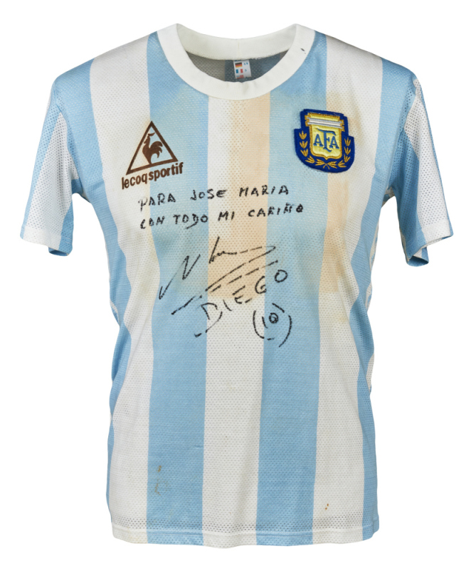VSportsTM's tweet photo. La camiseta que Diego Armando Maradona 🇦🇷 usó en la final de México '86 ante Alemania será subastada por Julien's el 28 de junio. El precio base estimado es de entre US$ 40 mil y US$ 60 mil y, hasta el momento, hubo 2 ofertas. https://t.co/vOn0ebqHDK