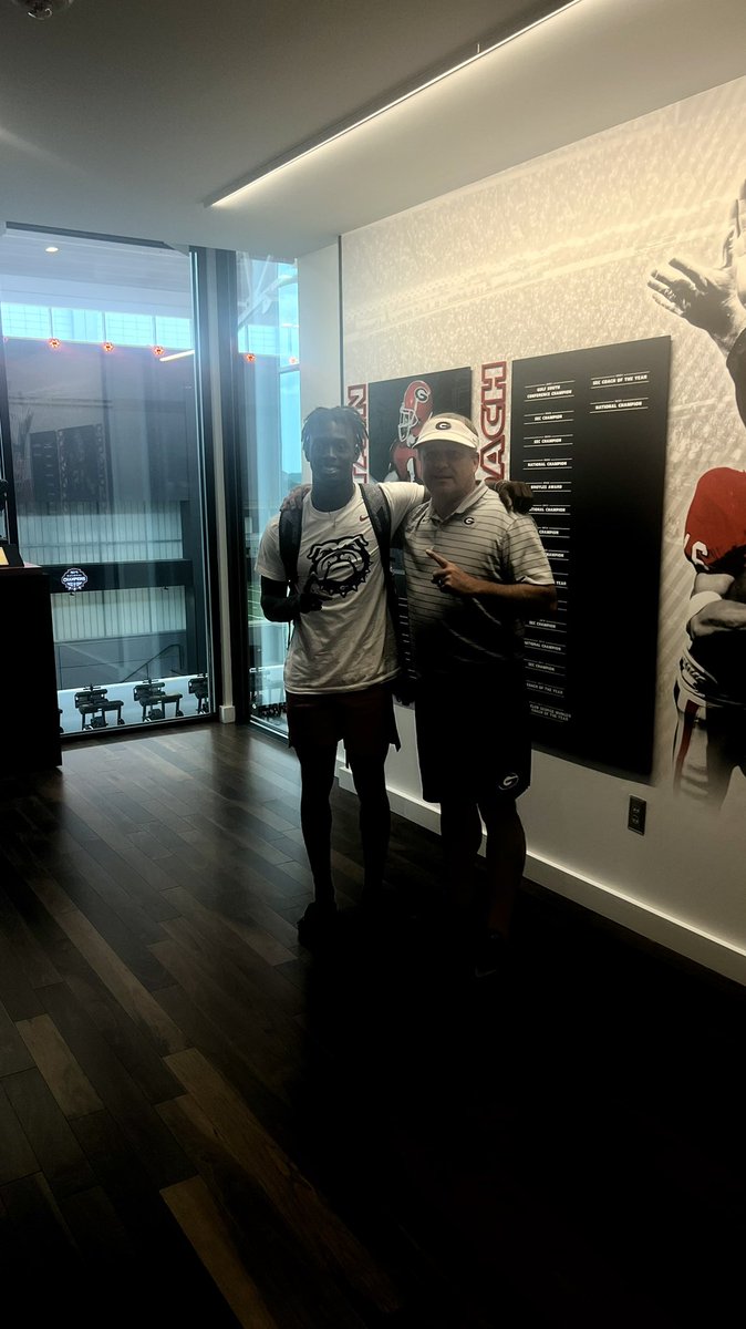 KaMMike_'s tweet photo. After a great day at camp and sitting down talking with @KirbySmartUGA. I’m extremely blessed to receive a(n) Full Ride Scholarship to the University of Georgia! Thank you @FranBrownUGA for bringing me up. #GoDawgs  @recruittheboro @RecruitGeorgia @GeorgiaFootball @TrainingApex https://t.co/7b4aFpEvD7