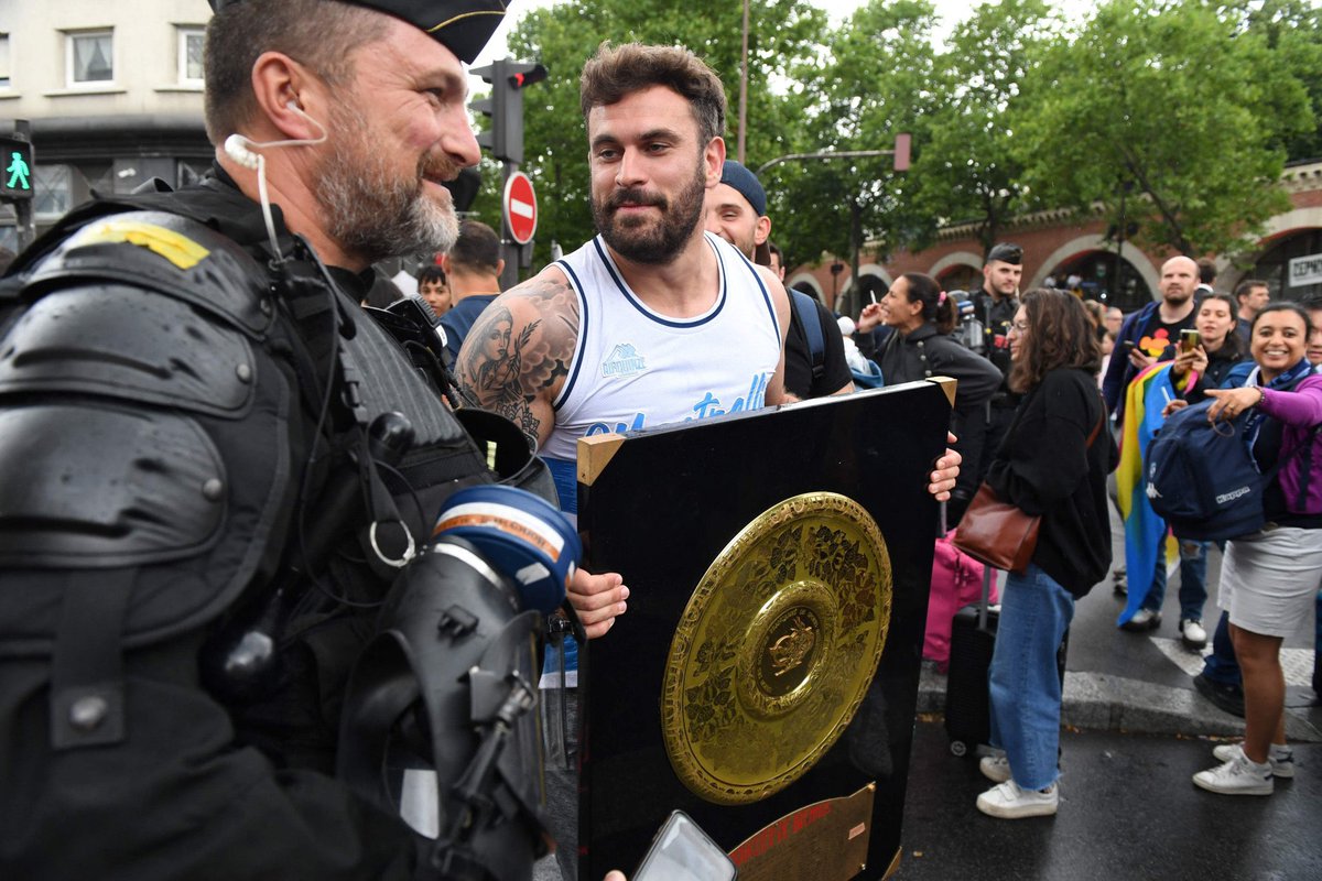 lescoqsfestifs's tweet photo. Marco Tauleigne de @MHR_officiel est passé avec le Brennus à la #MarcheDesFiertes ! 🐓🏉🏳️‍🌈 @top14rugby @LNRofficiel @FranceRugby

via @vincentchauvaux https://t.co/oph3EWfUwX