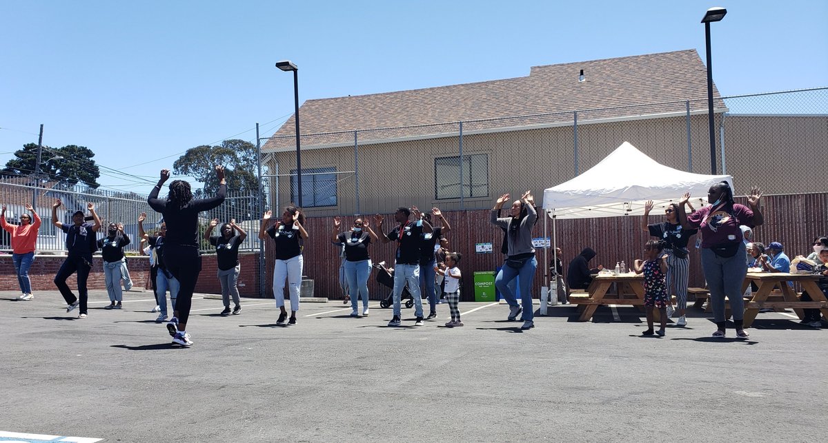 BayviewYMCA's tweet image. It's happening at the Black &amp;amp; Beautiful Family Reunion 🎶 We're out here with free food, games, haircuts and more until 3pm #BlockParty #Community #Bayview