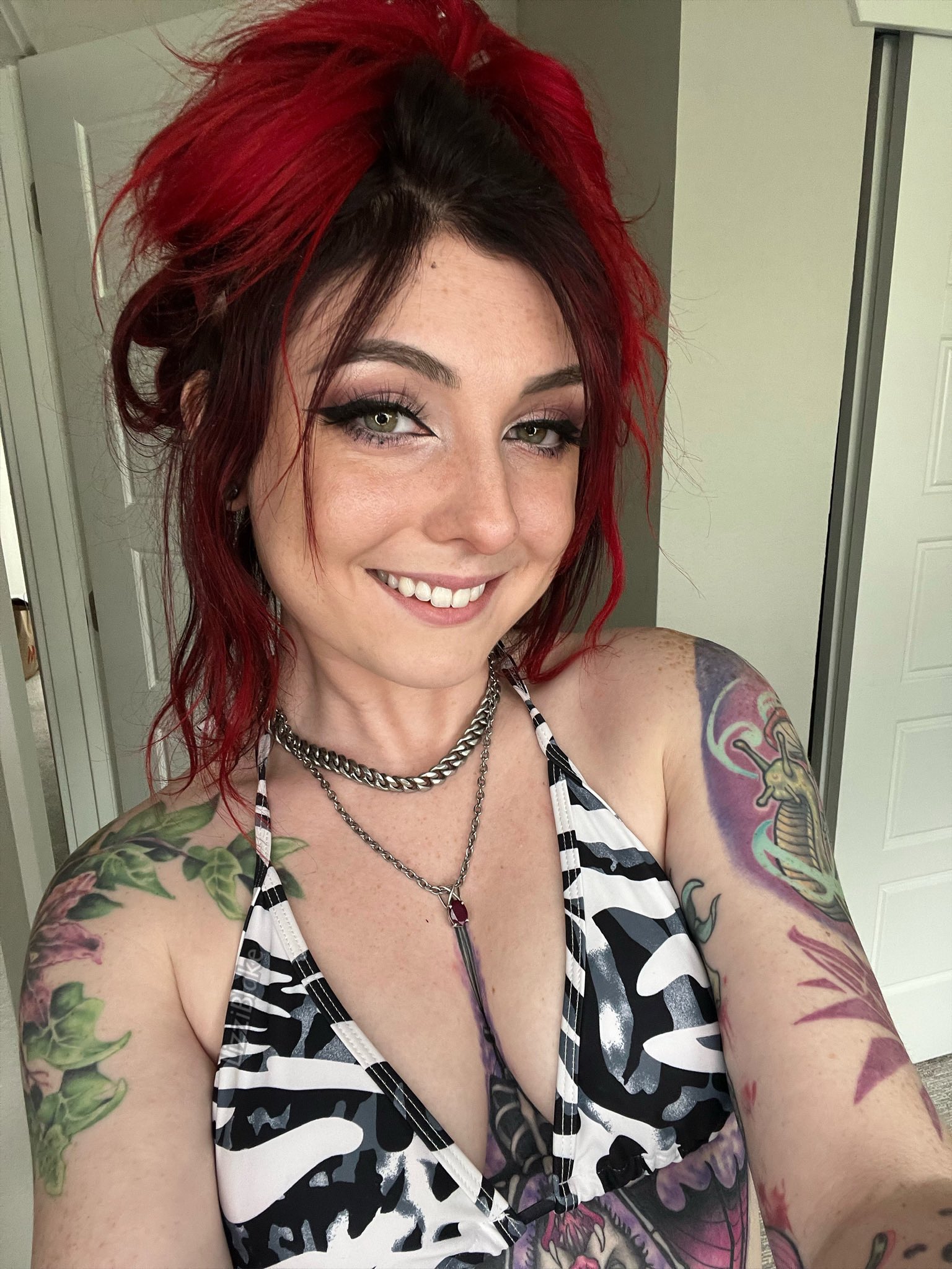 Lizzi Blake on Twitter: "Who’s coming to my pool party? 😝 https://t.co