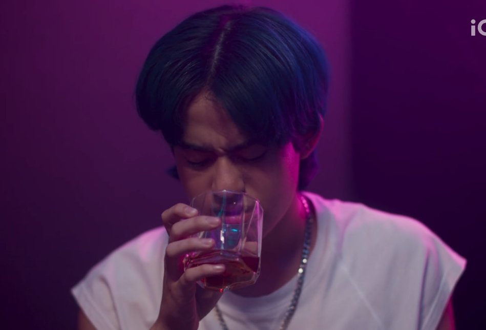 esposadohajoon's tweet photo. doente de amor, procurei remédio na vida noturna #KinnPorscheEP12 https://t.co/sSYmQFaM9Y