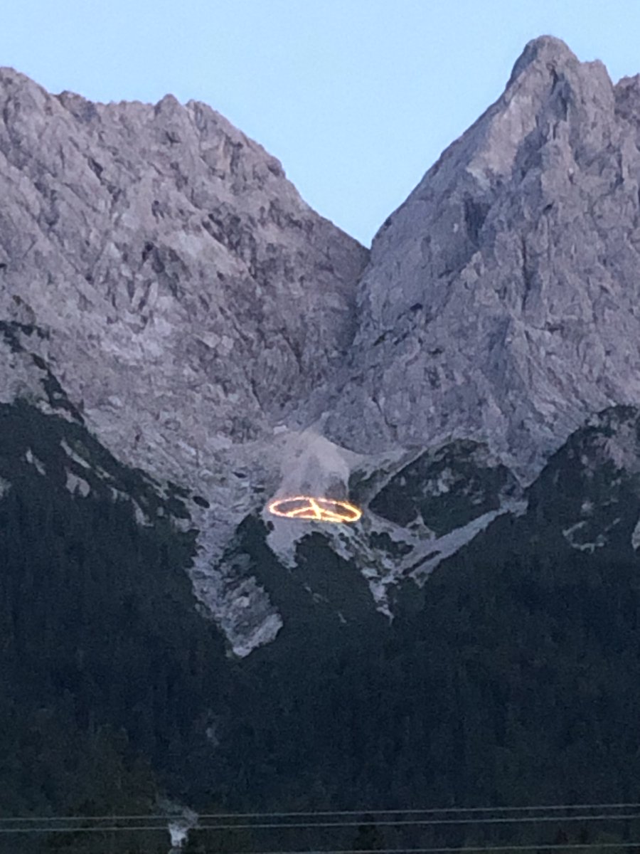 ZDFbayern's tweet photo. Am Vorabend des G7 Gipfels setzt Greenpeace ein Zeichen am Waxenstein https://t.co/fiaT5aPyfB