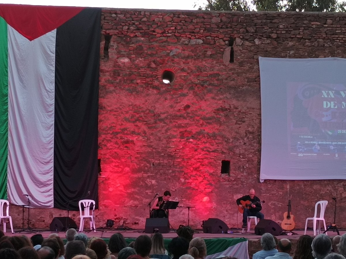 alqudsandalucia's tweet photo. concierto “La ruta de la Dignidad”: Gani Mirzo Ensemble, con Neila Benbey, Ibrahim Keivo (Siria), Juan José Barreda, Josean Martín y Fran Lasuen.
• Danza oriental #EsalimDanza 
• Grupo «Sí, hombre sí».
#XXVelada#Gibralfaro por #Palestina

 #SiHombreSi #DignityRoad https://t.co/ebKf5HNfYK