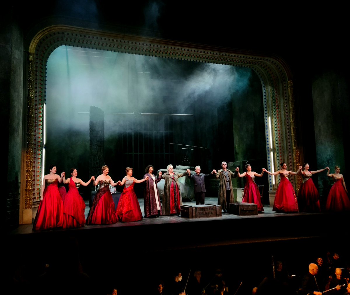 Opernjunkie's tweet photo. #Kober mit einem zupackendem, am Ende etwas die Kraft ausgehenden Dirigat, #LindaWatson orgelt sich, salopp gesagt, durch die #Walküre, #SimonNeal begeistert mit einem charaktervollem, kräftigen, aber auch sensiblem Wotan! #CurtainCall #OperAmRhein #OperDüsseldorf #RichardWagner https://t.co/iay71T1ZzG