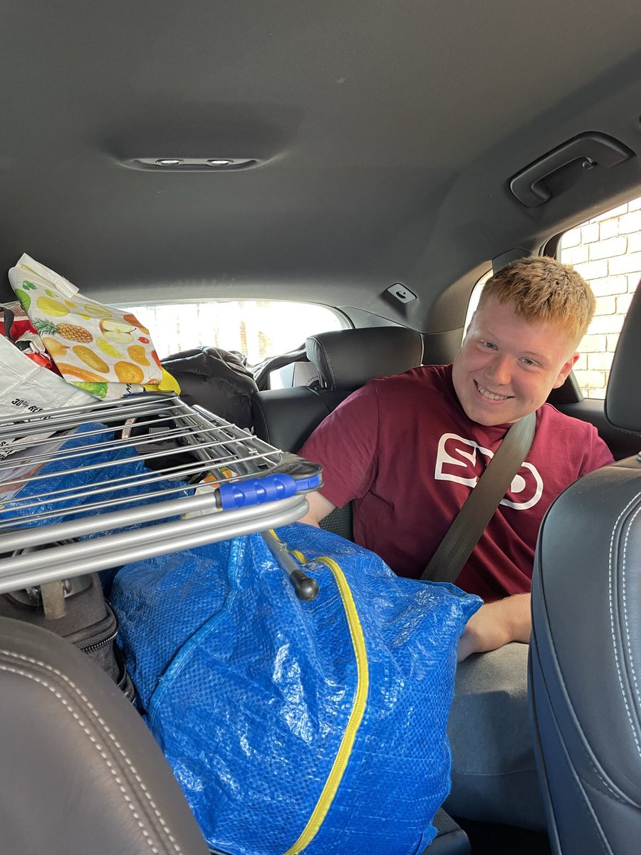 ccharlesworth72's tweet image. And just like that Uni is done! #reallifestartsnow #timetogetajob