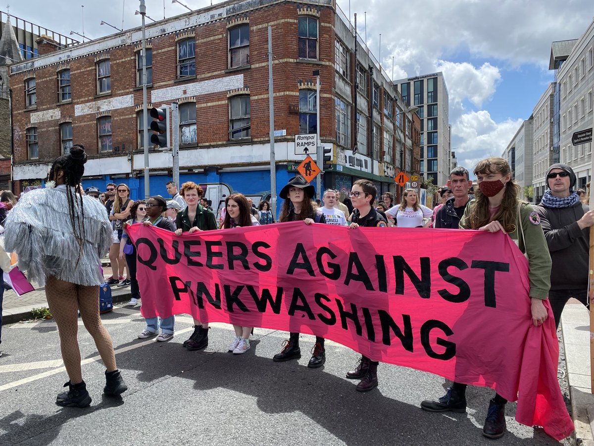 femine_bronte's tweet photo. Nehrin diğer yakasında da Pride’ın bir sponsorlar resmî geçidi olmasını protesto eden alternatif #RadPride vardı. Danslı müzikli ana pride kortejinden farklı olarak bol sloganlı ve protest https://t.co/23ATf3E1HB