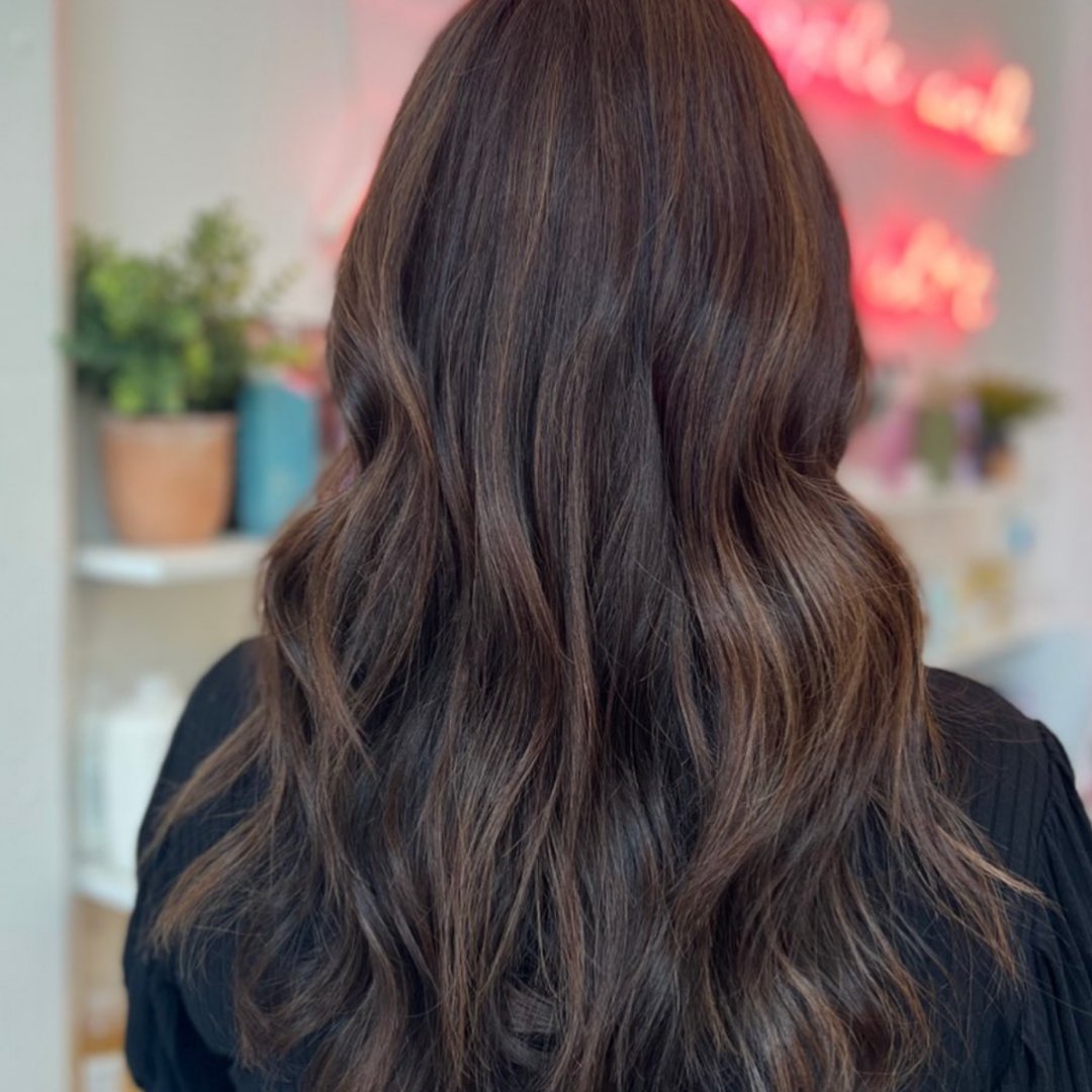 artelsalon's tweet photo. Liquid Chocolate ✨

Sometimes less is more and this colour is no exception.  Stunning tone on tone balayage work by @emviolet.yourstylist 💕

#vancouverhair #vancouverstylist #vancouversalon #vancouversalon  #canadiansalon #balayage  #brunette #brunettebalayage #yvr #yvrhair https://t.co/fIghnpiTkH