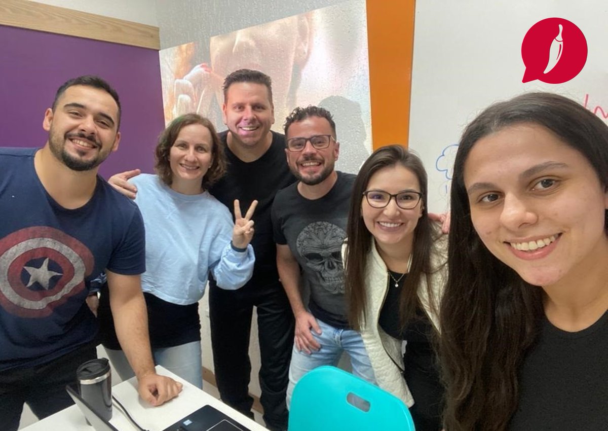 heypepperssa's tweet photo. Há alguns semestres essa galera deu início a uma jornada de muito conhecimento, esforço e diversão. Hoje, já colhem os frutos da dedicação: desenvoltura, autonomia e sagacidade para usar a Língua Inglesa. Congratulations, friends! It’s an honor to be by your side! Keep rocking! https://t.co/THnvKdHWX9