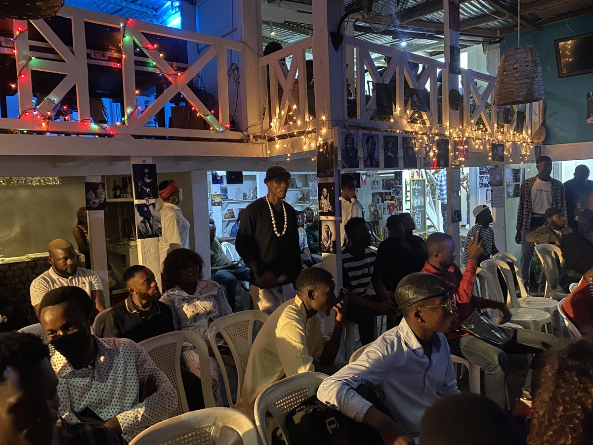 ckomentmagazine's tweet photo. #HappeningNow
Entrée toute en douceur de l’artiste principal @hensBenga qui débute directement avec « SI TCHOMA »
#Henspiration https://t.co/WdeLL6gur8