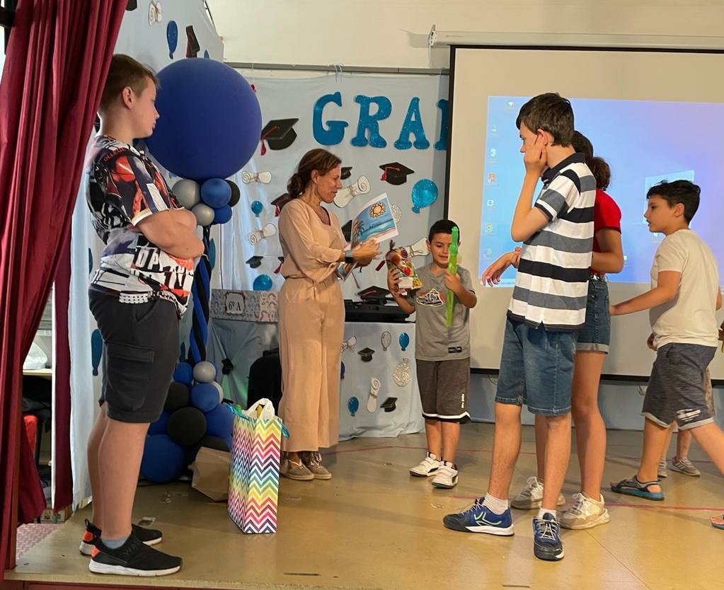 CeipLosCalifas's tweet photo. Emocionante despedida de nuestro querido Darío, alumno del aula específica. Echaremos de menos tus divertidas canciones 🎶. Te deseamos lo mejor en esta nueva etapa 🥰💕 #GRADUATIONDAY 🎓 #AulaTEA #InclusionTEA https://t.co/gzuw2jjjyG