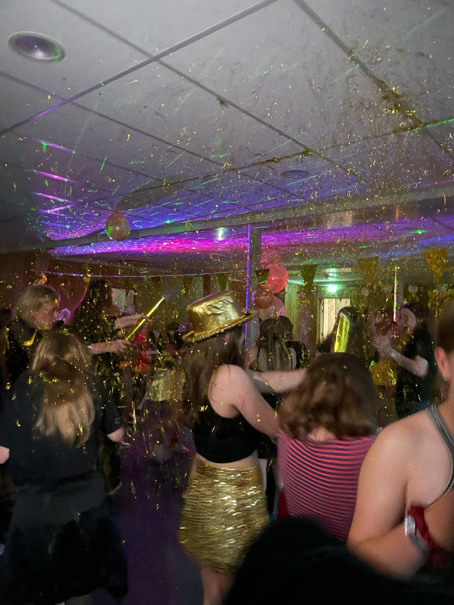 kalinkokamp's tweet photo. En de disco is in stijl geopend! 🎉#bonteavond #feestenmaar https://t.co/ObzrPB8ySP