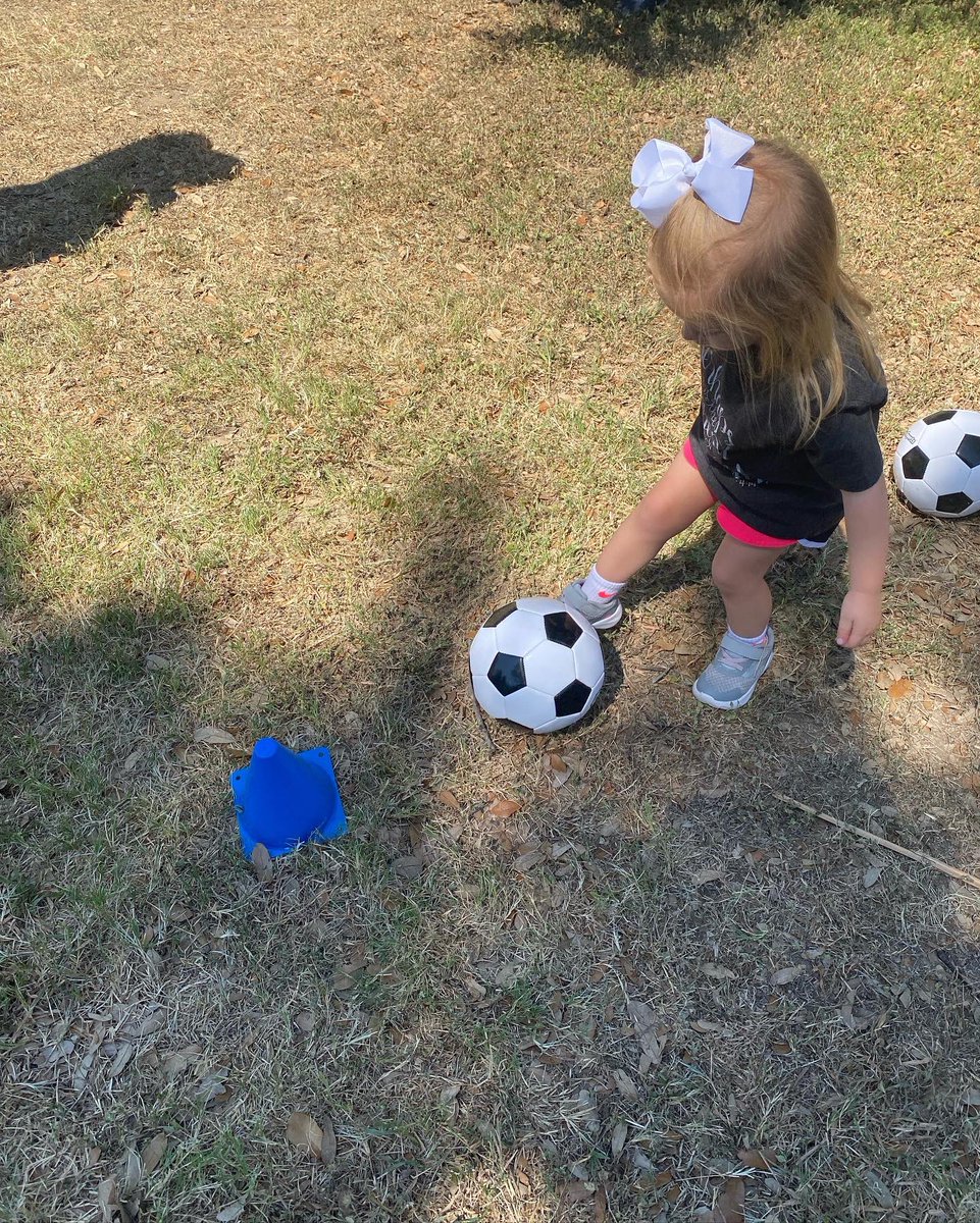_amandarsmith's tweet photo. Our sporty gal is working on those soccer skills before dads season starts again. #starinthemaking @_paulsmith_ https://t.co/eyibOquOBO