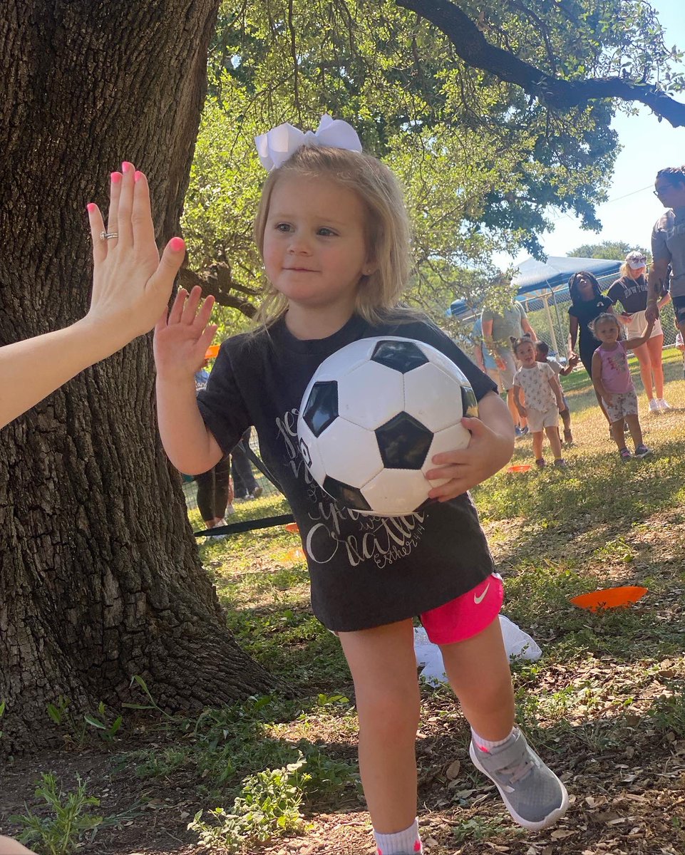 _amandarsmith's tweet photo. Our sporty gal is working on those soccer skills before dads season starts again. #starinthemaking @_paulsmith_ https://t.co/eyibOquOBO