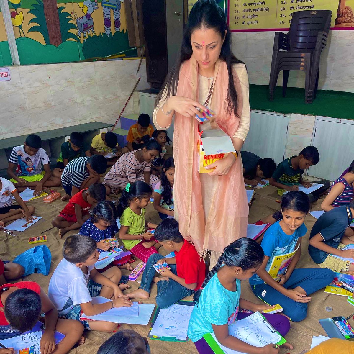 ROUBLENAGI's tweet photo. Beautiful Saturday morning - Art and Craft Workshop for children at @RNAFMUMBAI Balwadi (learning centre) at Napeansea Road, Mumbai. Computer & Yoga classes starting soon.
#RNAF #EducatingThroughArt #EqualityNotCharity #LetsMakeLearningFun
@MisaalMumbai https://t.co/khMyHDOLvi