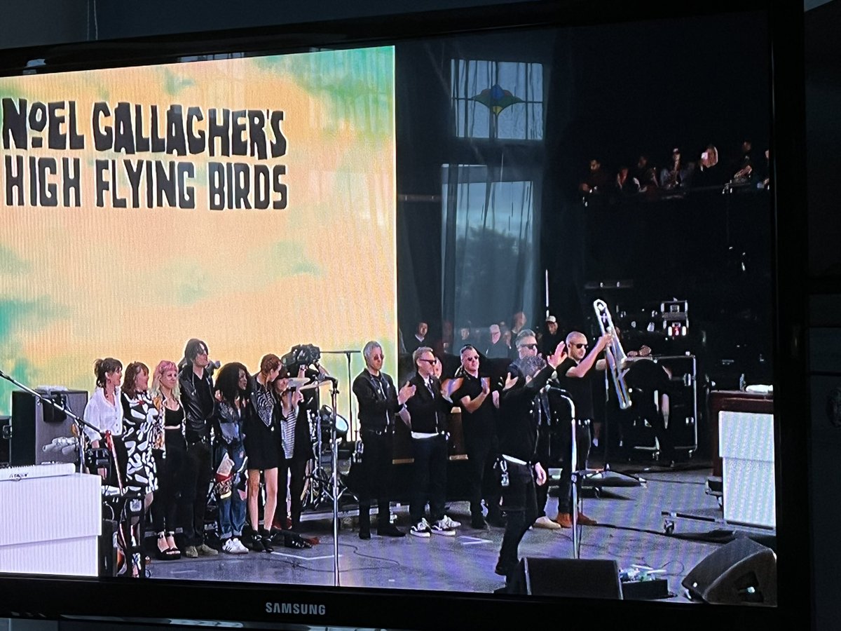 ortegacheast's tweet photo. Dying of pride that our girl @amyashers just played the Pyramid! After every glasto we’ve done together babes…smashed it. Ps you can’t be too famous to be my pal because I have the pics of those glastos too…@ClaireWiggyPR @ChrissyBotto https://t.co/lMlYaOblce