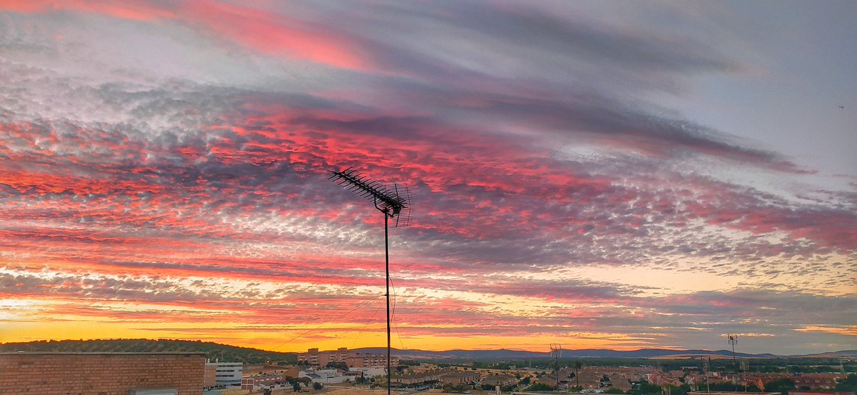 video2paco's tweet image. Rojo atardecer 25/06/22 #Puertollano  #Primavera2022 @MundetPilar @madorobla @ElTiempo_tve @meteocr @meteocastuera @ElTiempoCMM @rasalvi49 @AEMET_CLaMancha @lasextameteo @castan_tere @aquilatierratve @tiempobrasero @eltiempoGCM  @tablas_daimiel