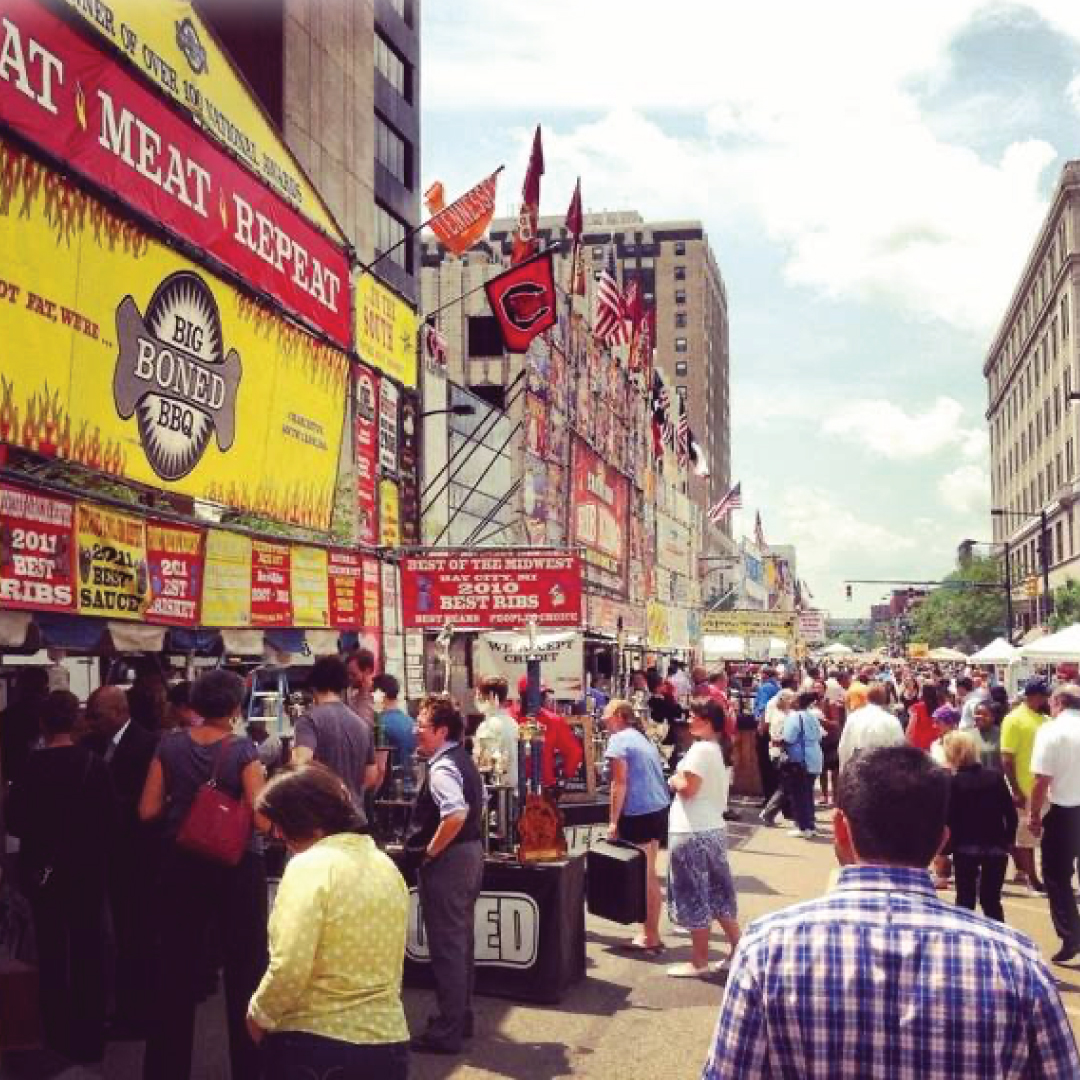 Lock3Akron's tweet image. Who loves ribs? 🤤 

It&apos;s baccccck. Enjoy a 4-day weekend full of food, music, and more at our Rib, White &amp;amp; Blue Festival. ✨

Need plans for the 4th? 🇺🇸 Come check out the fireworks beginning right after the Rubber Ducks game!

Visit bit.ly/3yI4raVfor alllll the details!