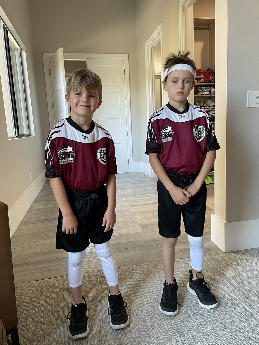 derekcarrqb's tweet photo. These 2 had their first basketball game 🔥🔥 stone cold 😂😂 https://t.co/GaYe2gH6nV