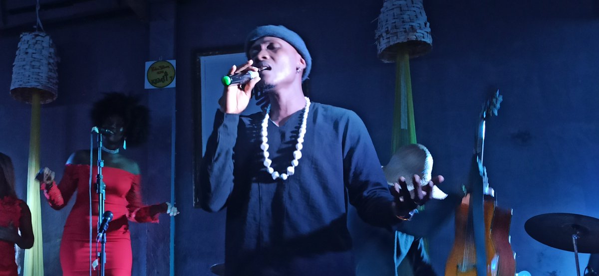 Reporter4Music's tweet photo. Entrée de @hensBenga 🌍🇨🇲 sur scène, vêtu de la tenue traditionnelle Sawa, qui entame avec le 4eme titre de son EP #Henspiration "Osi Tchoma Mba"
#HensEnConcert
#Henspiration @aoudou_ibrahim @AGC__Music https://t.co/P4sbsG7skN