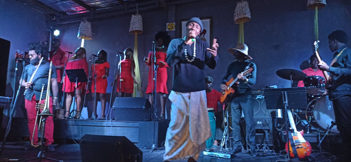 Reporter4Music's tweet photo. Entrée de @hensBenga 🌍🇨🇲 sur scène, vêtu de la tenue traditionnelle Sawa, qui entame avec le 4eme titre de son EP #Henspiration "Osi Tchoma Mba"
#HensEnConcert
#Henspiration @aoudou_ibrahim @AGC__Music https://t.co/P4sbsG7skN