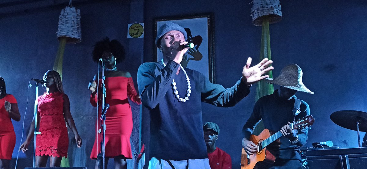 Reporter4Music's tweet photo. Entrée de @hensBenga 🌍🇨🇲 sur scène, vêtu de la tenue traditionnelle Sawa, qui entame avec le 4eme titre de son EP #Henspiration "Osi Tchoma Mba"
#HensEnConcert
#Henspiration @aoudou_ibrahim @AGC__Music https://t.co/P4sbsG7skN